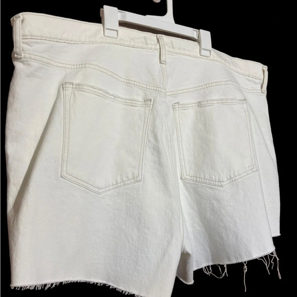 NWT Abercrombie & Fitch White The 4” Mom Short High Rise Size 36 / 22 - Picture 2 of 7